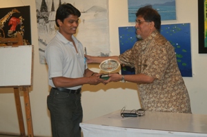 Shri. Suhas Bahulkar felicitate Artist Sandeep Yadav at Artfest 09, Indiaart Gallery